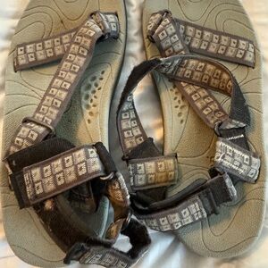 L.L. Bean Women’s Black and Gray Sandals